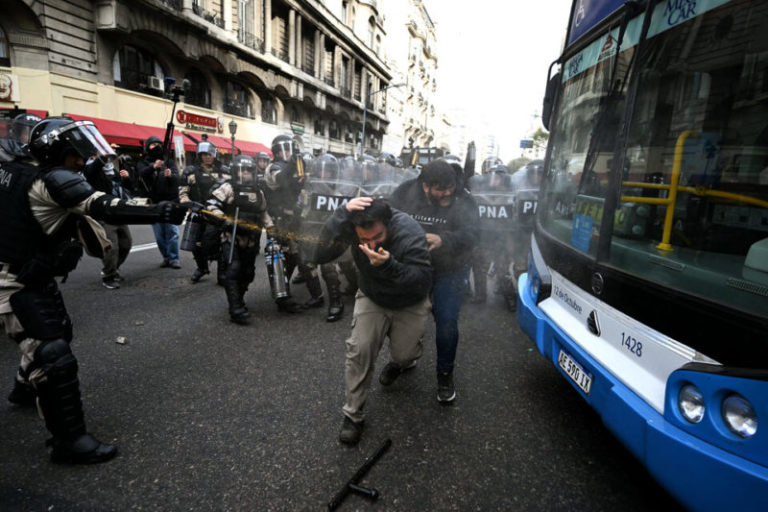 En vez de aumentos, el gobierno reparte palos a los jubilados imagen-3