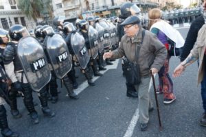 Palos en lugar de aumentos: reprimieron de nuevo a jubilados en el Congreso imagen-1