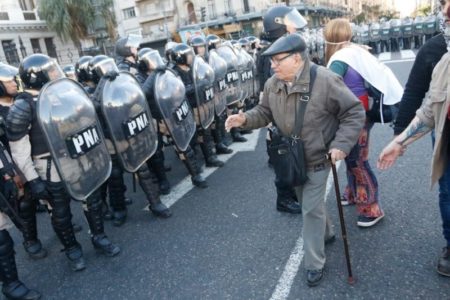 Palos en lugar de aumentos: reprimieron de nuevo a jubilados en el Congreso imagen-12