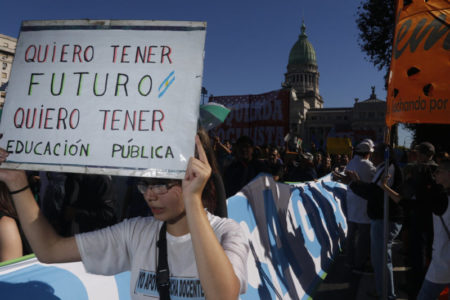 Las universidades salen a la calle en contra de veto de Milei imagen-10