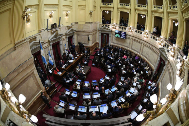 La oposición buscará voltear el DNU que habilita el megacanje de Caputo imagen-4