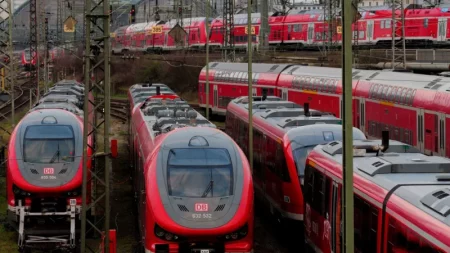 Interrupciones masivas en trenes dejan a cientos de personas varadas en Alemania imagen-12