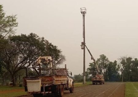 Instalaron luminarias en el predio del Polideportivo Municipal de Eldorado imagen-12