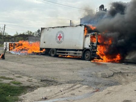 Volodimir Zelensky denunció que un bombardeo ruso dejó tres muertos en un convoy de la Cruz Roja Internacional en Ucrania imagen-7