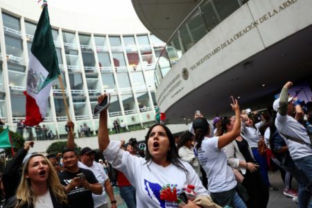 Manifestantes en contra de la reforma al Poder Judicial irrumpen el pleno del Senado I VIDEOS imagen-6