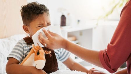 Virus que podría generar parálisis en los niños está en aumento. ¿Se deben preocupar los padres? imagen-9