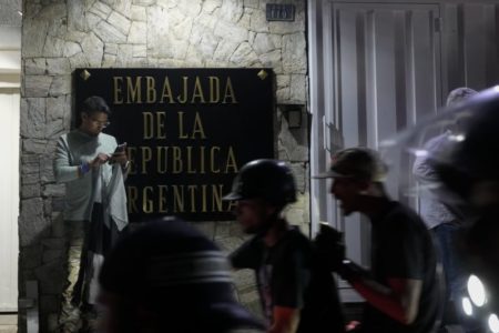 La Argentina advierte por “cualquier intento de intromisión o de secuestro de los asilados” en su embajada en Venezuela imagen-16