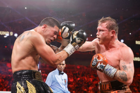 "Canelo" Álvarez vence al puertorriqueño Berlanga y retiene títulos supermedio con decisión unánime imagen-10