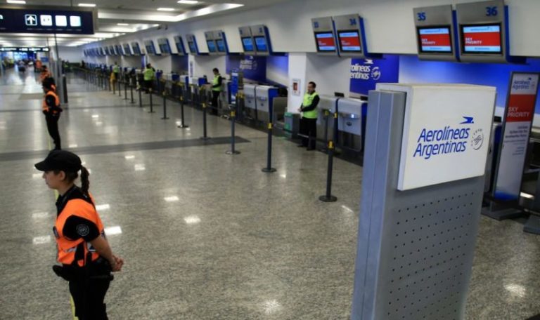 Paro de aeronáuticos en Argentina afectará vuelos de miles de pasajeros por 24 horas; exigen recomposición salarial imagen-4