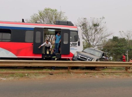 Una camioneta fue embestida por el tren internacional que une Posadas y Encarnación imagen-15