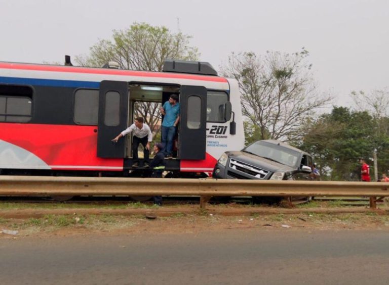 Una camioneta fue embestida por el tren internacional que une Posadas y Encarnación imagen-4