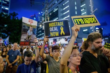 Detenidas al menos 15 personas durante las masivas protestas en Israel pidiendo la liberación de los rehenes imagen-15