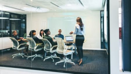 Las mujeres en el trabajo están avanzando en puestos de liderazgo, pero alcanzar a los hombres podría llevar décadas, según un nuevo informe imagen-6