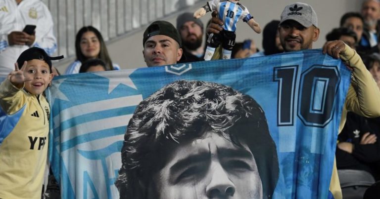 Video: la cargada de los hinchas argentinos a Chile imagen-4