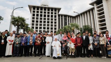 En su visita a la mayor mezquita del sudeste asiático, el papa dice que la lucha contra el cambio climático y el extremismo religioso son una causa común imagen-10