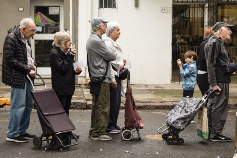 Desde que asumió Milei, el poder adquisitivo de las jubilaciones mínimas se derrumó un 30% imagen-4