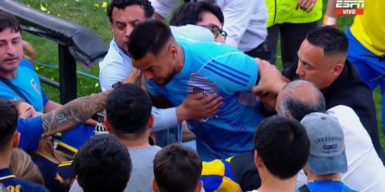 Silbidos a los jugadores de Boca y “Chiquito” Romero “se la agarró” con un plateísta imagen-4