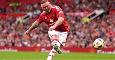 El golazo de tiro libre de Wayne Rooney en un partido de leyendas que fue tendencia en las redes imagen-16