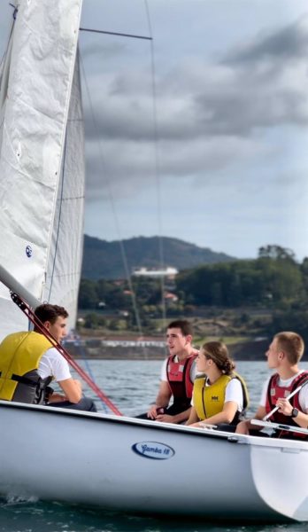 La princesa Leonor navega por la ría de Pontevedra en una actividad de instrucción con compañeros de la Escuela Naval imagen-15