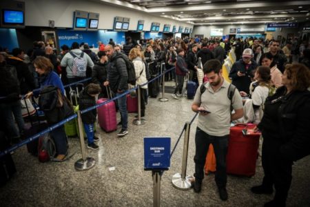 Caos en Aeroparque, Ezeiza y otros aeropuertos por medidas gremiales sorpresivas imagen-10