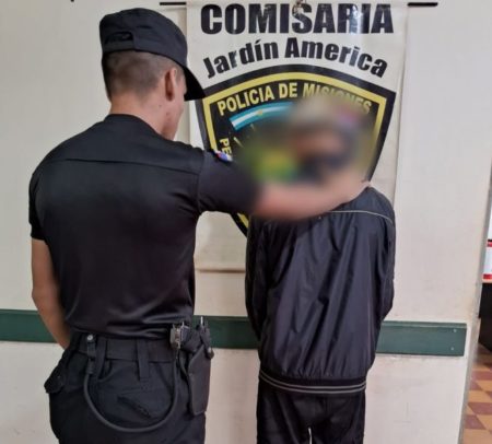 Secuestraron drogas y demoraron a un menor buscado por robo tras allanamientos en Jardín América imagen-8