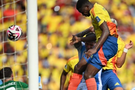 Colombia-Argentina: el gol de cabeza de Yerson Mosquero que rompió con el invicto del Dibu Martínez imagen-13