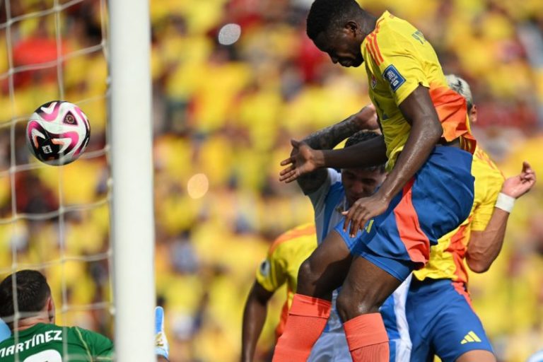 Colombia-Argentina: el gol de cabeza de Yerson Mosquero que rompió con el invicto del Dibu Martínez imagen-4