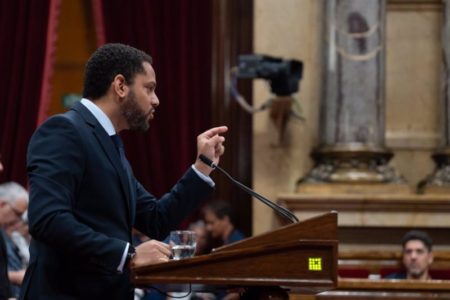 Garriga (Vox) acusa a Feijóo de sumarse a la "ceremonia de la confusión" de Sánchez sobre migración imagen-10