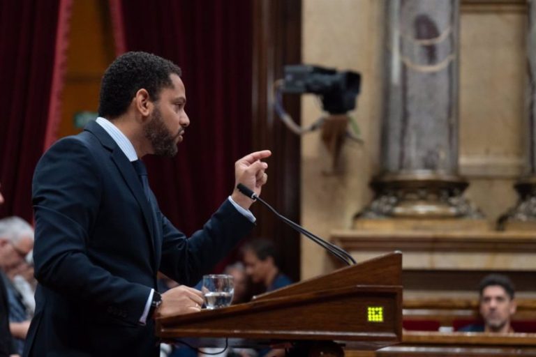 Garriga (Vox) acusa a Feijóo de sumarse a la "ceremonia de la confusión" de Sánchez sobre migración imagen-4