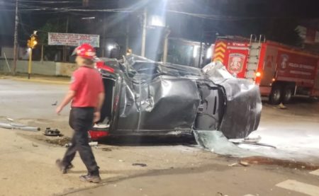 Un auto despistó y volcó en Posadas imagen-9