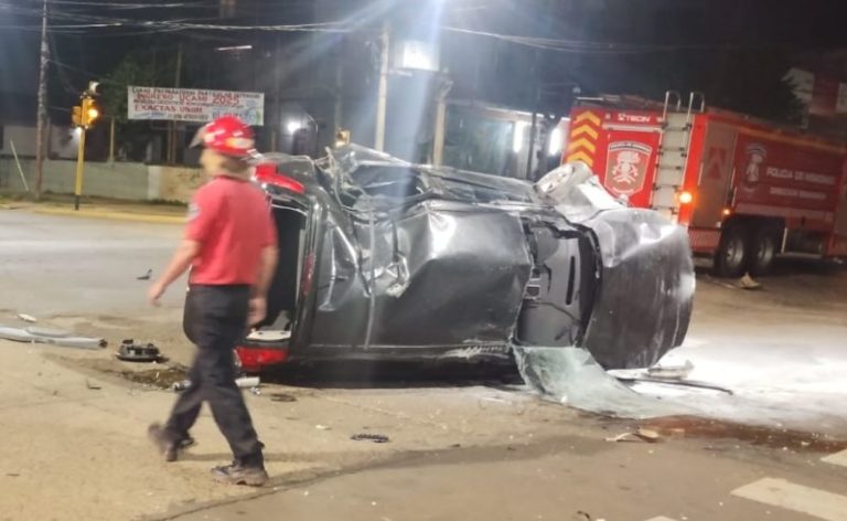 Un auto despistó y volcó en Posadas imagen-4