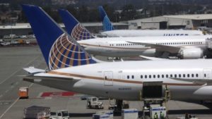 Trasladan a dos pasajeros al hospital con heridas en un vuelo de United después de que los pilotos respondieran al aviso de colisión imagen-2