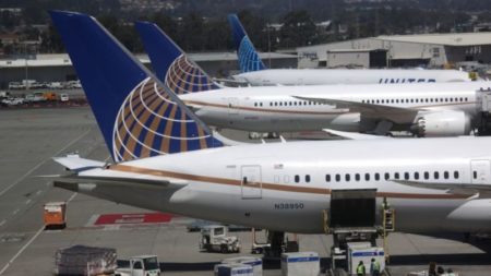 Trasladan a dos pasajeros al hospital con heridas en un vuelo de United después de que los pilotos respondieran al aviso de colisión imagen-8