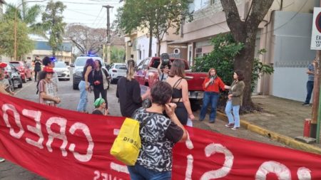 Mujeres autoconvocadas marcharon en repudio al Caso Kiczka y se reunieron con la Defensora de los Derechos de los NNyA imagen-13