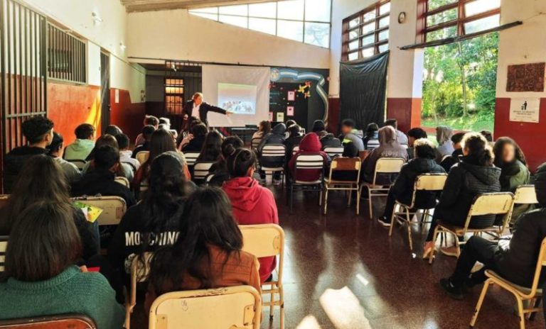 Alumnos del CEP N° 8 de Oberá participaron de un Taller sobre Ciberbullying a cargo de la Policía Comunitaria imagen-4