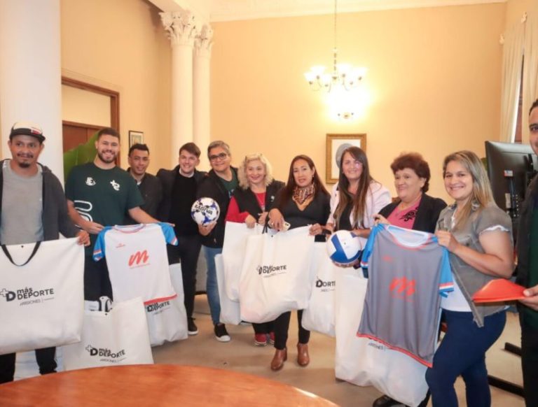 “Más Deportes” de la Vicegobernación hizo una nueva entrega de kits de pelotas e indumentaria, ahora a clubes barriales imagen-4