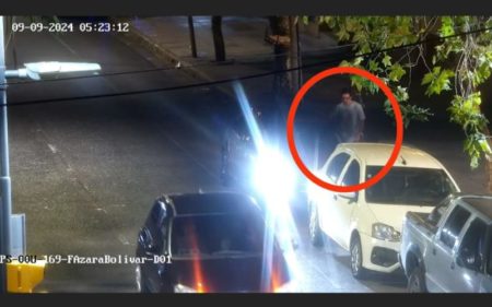 Alcoholizado intentó conducir un auto ajeno en pleno microcentro: fue captado por cámaras del 911 y quedó detenido imagen-10