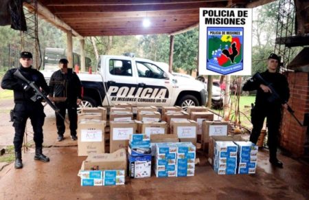 Hallaron un vehículo volcado con $13 millones en cigarrillos de contrabando en la Ruta Nacional 12 imagen-13