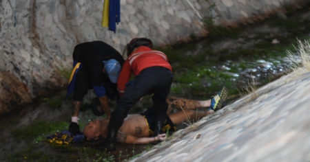 Un hincha de Boca se cayó en el foso y tuvo que ser atendido durante el partido imagen-8