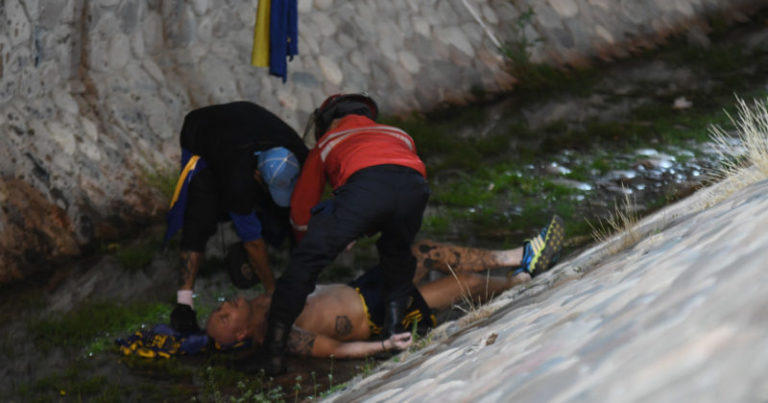 Un hincha de Boca se cayó en el foso y tuvo que ser atendido durante el partido imagen-4