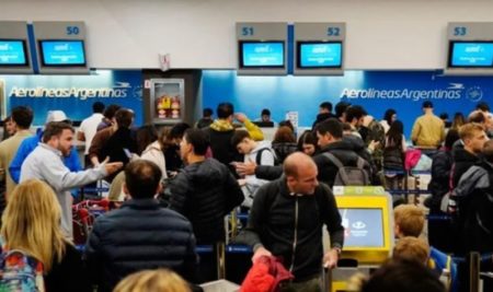 Paro de pilotos por reclamo salarial: 150 vuelos y 15 mil pasajeros afectados imagen-12