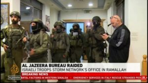 Soldados de Israel realizan redada y ordenan el cierre de las oficinas de Al Jazeera en Ramala imagen-1