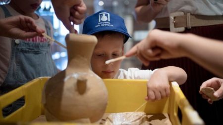 Niño que rompió accidentalmente un jarrón de 3.500 años de antigüedad vuelve al museo imagen-16