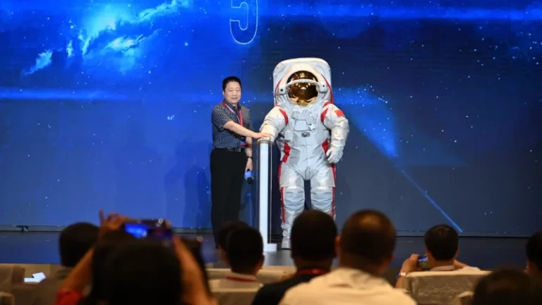 Los astronautas chinos aspiran a aterrizar en la Luna en 2030. Ahora tienen un nuevo traje espacial para hacerlo imagen-4