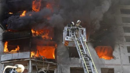 Un ataque ruso contra un bloque de apartamentos en Járkiv, Ucrania, deja un muerto y al menos 40 heridos imagen-7