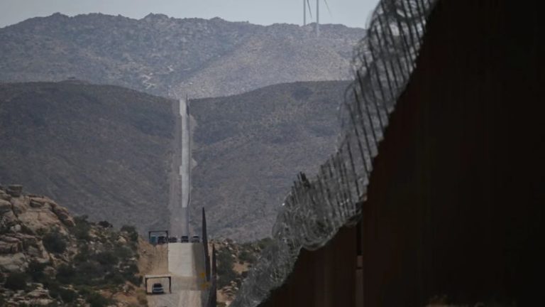 Gobierno de Joe Biden dice que el número de cruces fronterizos ilegales disminuyó drásticamente imagen-4