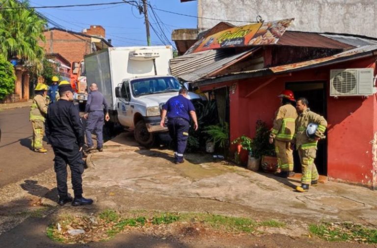 Camión se incrustó en una panadería: un matrimonio sale ileso imagen-4