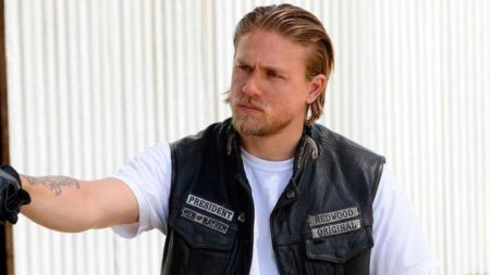 Charlie Hunnam de 'Hijos de la Anarquía' se convierte en un verdadero monstruo en la serie de mayor éxito de Netflix imagen-15