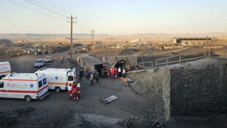 Al menos 51 muertos en explosión en mina de carbón de Irán imagen-10