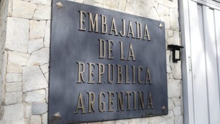 Venezuela revoca a Brasil la representación de los intereses de Argentina mientras fuerzas de seguridad rodean la embajada imagen-14